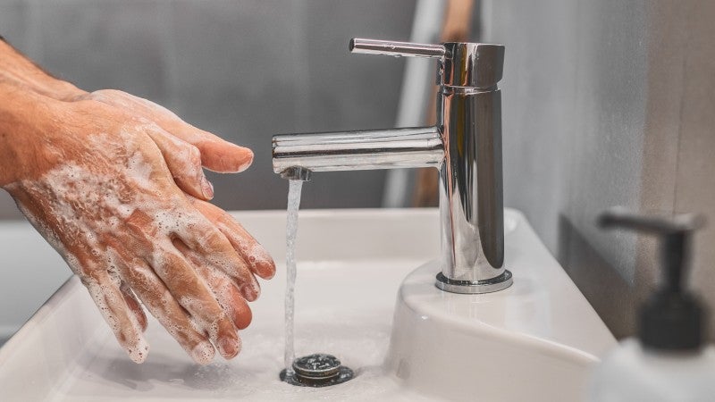 tvättar händerna